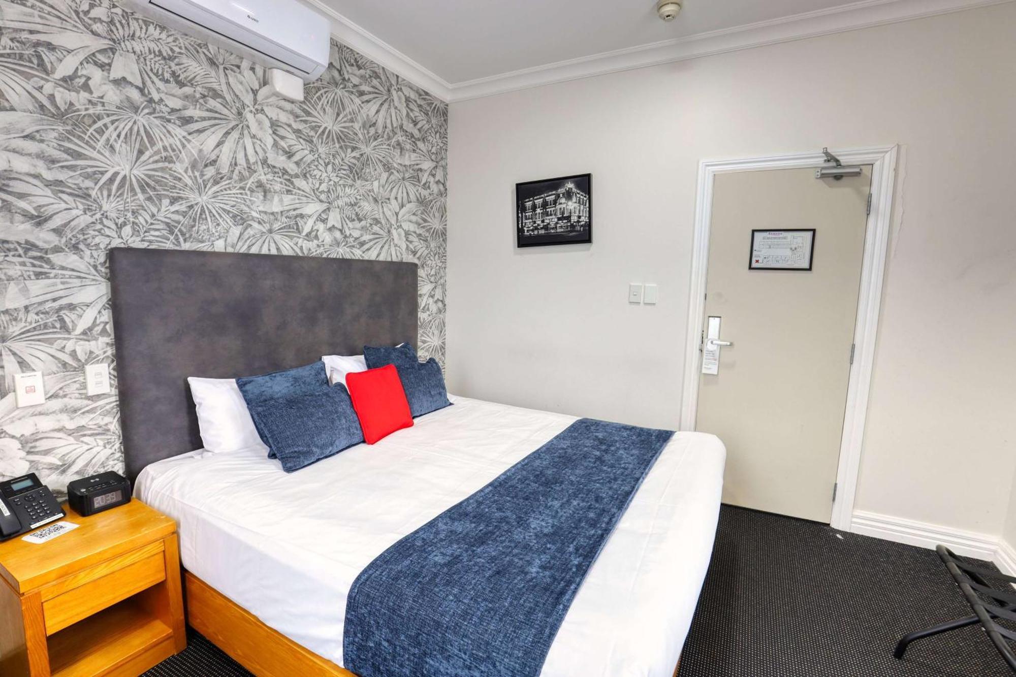 Ramada By Wyndham, Hamilton City Center Экстерьер фото