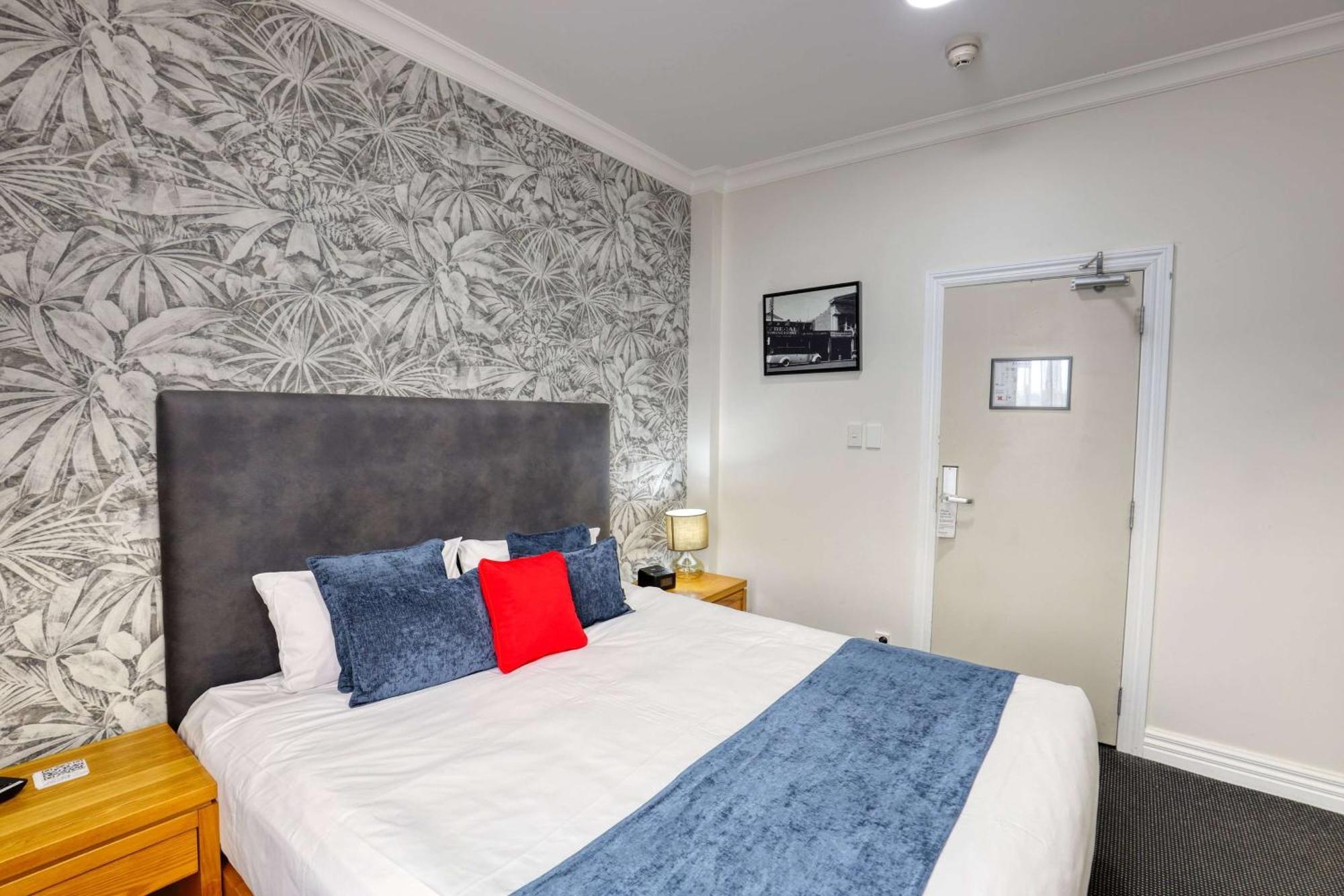 Ramada By Wyndham, Hamilton City Center Экстерьер фото