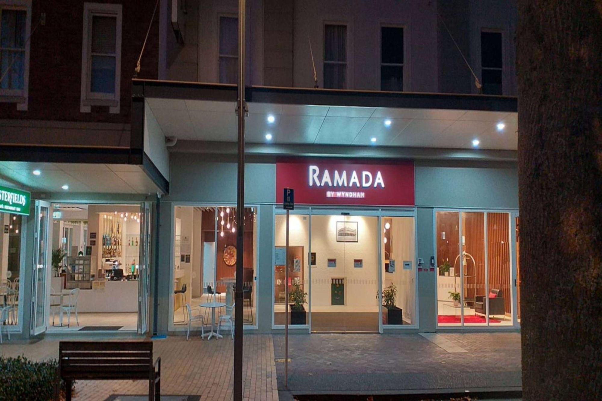 Ramada By Wyndham, Hamilton City Center Экстерьер фото