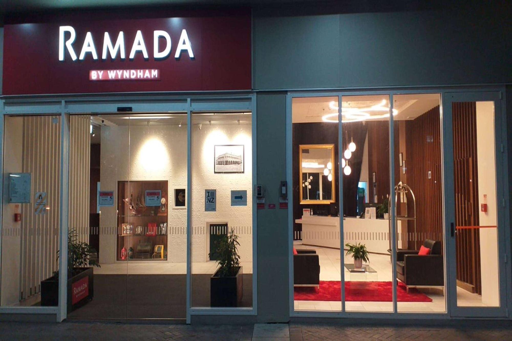Ramada By Wyndham, Hamilton City Center Экстерьер фото