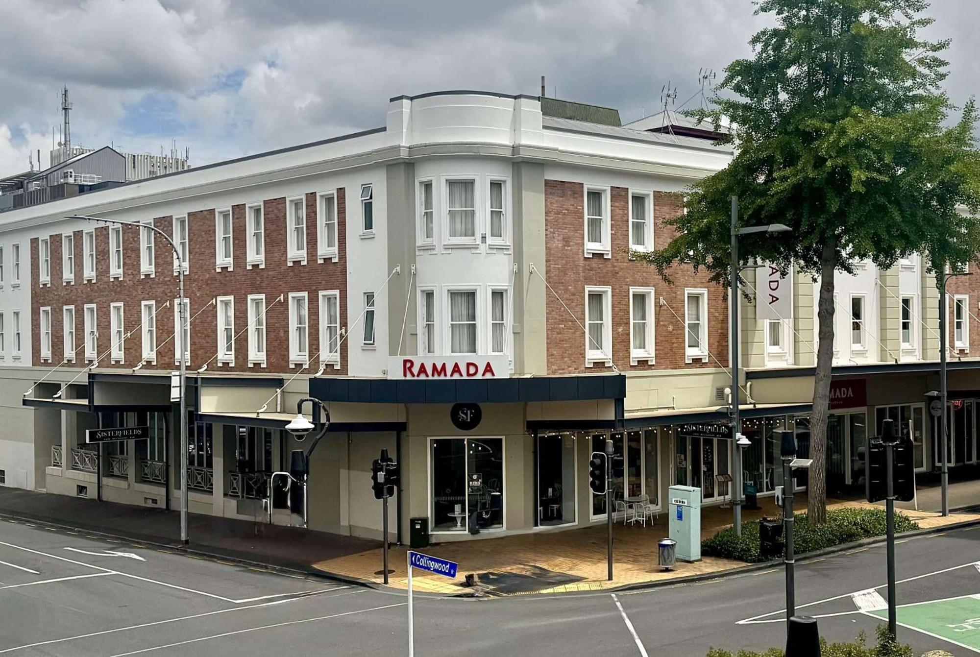 Ramada By Wyndham, Hamilton City Center Экстерьер фото